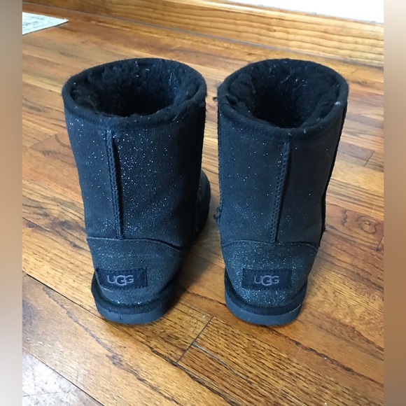 Girls Sparkling Black Ugg Boots Classic II
Size 2
Smoke Free Home
Bundle… - Picture 6 of 16